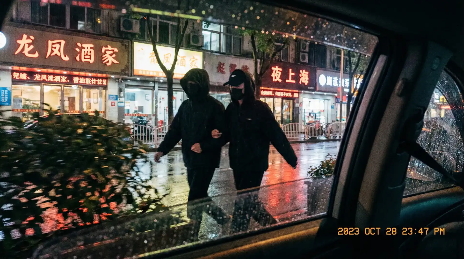 群p在线 - 顶流明星深夜密会现场抓拍照片